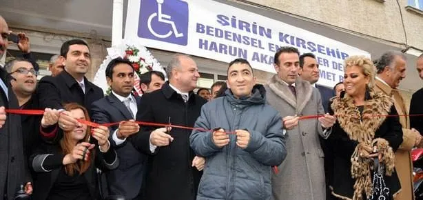 Ağlatan açılış