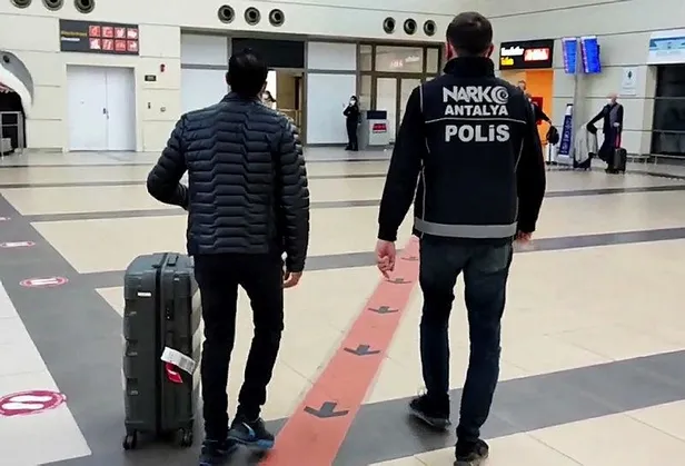 Antalya Havalimanı'nda şüpheli adamı durduran polisler çok sayıda uyuşturucu madde ele geçirdi-5