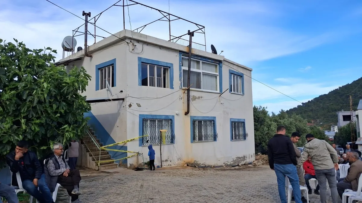 mersinde-ikinci-bocek-ailesi-olayi-kusma-sikayetiyle-hastaneye-gelen-aileden-aci-haber-1777911460652.jpeg Mersin'de ikinci Böcek ailesi olayı: Kusma şikayetiyle hastaneye gelen aileden acı haber-5