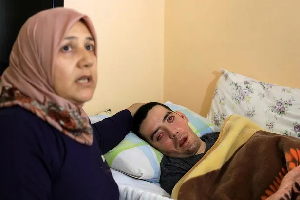 Anne Gülsüm Özçelik, yatalak oğlu Halil Özçelik'in gözlerini 6 yıldır yara bandıyla kapatıyor-2