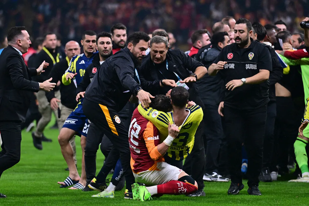 pfdkdan-galatasaray-fenerbahce-derbisine-agir-cezalar-1793336760569.jpg Galatasaray - Fenerbahçe derbisinin faturası ağır oldu: PFDK resmen açıkladı! İşte Adülkerim ve Archie Brown kararları-5