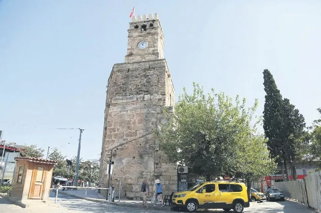 Antalya'da restorasyonu yapılan tarihi kaleye ait saatlerin çalınarak, yerine plastiklerin takıldığı anlaşıldı