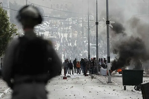 İşgalci İsrail askerleri ve Filistinliler çatışıyor-4