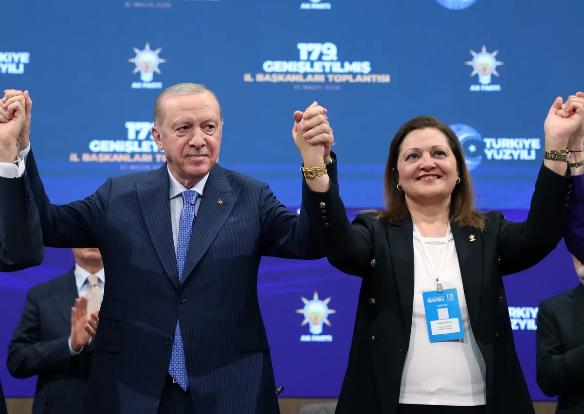baskan-erdogandan-chpye-tepki-meyhane-jargonuyla-siyaset-acigi-kapatilmaz-1778600327178.jpeg Başkan Erdoğan'dan CHP'ye tepki: Meyhane jargonuyla siyaset açığı kapatılmaz-4