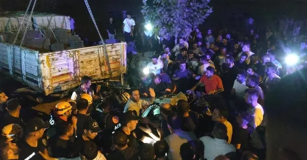 Otomobil park halindeki briket yüklü tıra çarptı: 2 ölü