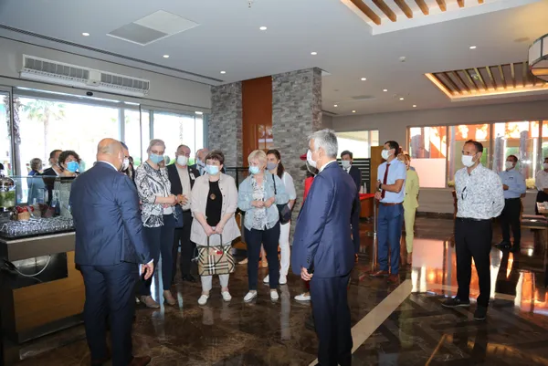 koronavirus-nedeniyle-turkiyeye-kisitlama-uygulayan-rusyada-gelen-heyet-antalyada-turizm-tesislerini-inceliyor-1623930881531.jpg Koronavirüs nedeniyle Türkiye'ye kısıtlama uygulayan Rusya'da gelen heyet Antalya'da turizm tesislerini inceliyor-3