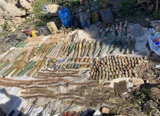 msb-duyurdu-pence-kilit-bolgesinde-pkkya-ait-cok-sayida-silah-ve-muhimmat-ele-gecirildi-1654349087441.jpeg MSB duyurdu: Pençe-Kilit bölgesinde PKK'ya ait çok sayıda silah ve mühimmat ele geçirildi-3