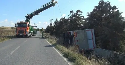 İstanbul Arnavutköy'de şiddetli rüzgarın TIR'ı devirdiği iddiası: 2 yaralı