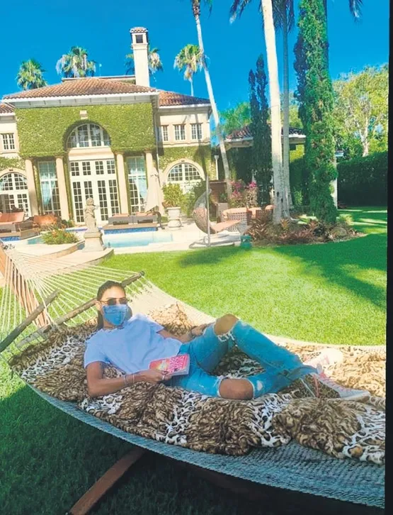 sureyya-yalcin-luks-hayatina-mola-verdi-800-metrekarelik-evini-kendisi-temizliyor-1588890457813.jpeg Süreyya Yalçın lüks hayatına mola verdi! 800 metrekarelik evini kendisi temizliyor-1