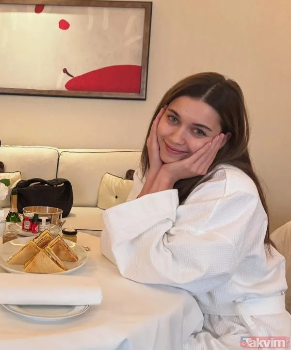 Burcu Özberk fotoğraf ricasını kırmadı! Hayranı makyajsız çekilen o kareyi öyle bir notla paylaştı ki: Ortalık karıştı! - 16