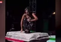 Yıldız Tilbe’den sahnede gergin anlar! Yardım etmek isteyen güvenliği böyle itti