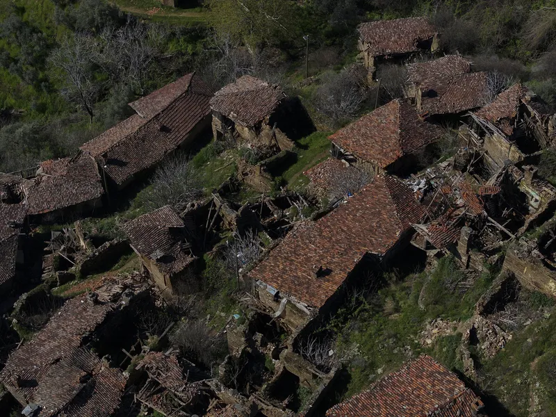 hayalet-koyde-sadece-3-evde-yasam-var-egenin-unutulan-cenneti-1776518083588.jpg Hayalet köyde sadece 3 evde yaşam var: Ege’nin unutulan cenneti-3