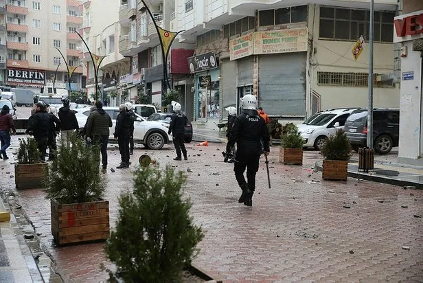 mardinde-hdpnin-etkinliginde-pkk-elebasi-abdullah-ocalan-sloganlari-polise-tasli-saldiri-1647721082966.jpeg Mardin'de HDP'nin etkinliğinde PKK elebaşı Abdullah Öcalan sloganları! Polise taşlı saldırı...-4