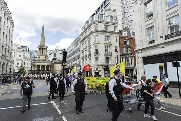 londradaki-pkklilar-bir-azerbaycan-turkune-saldirdi-onlar-zafer-isareti-yapti-ben-de-bozkurt-1654976798236.jpeg Londra'daki PKK'lılar bir Azerbaycan Türküne saldırdı: "Onlar zafer işareti yaptı, ben de Bozkurt"-6