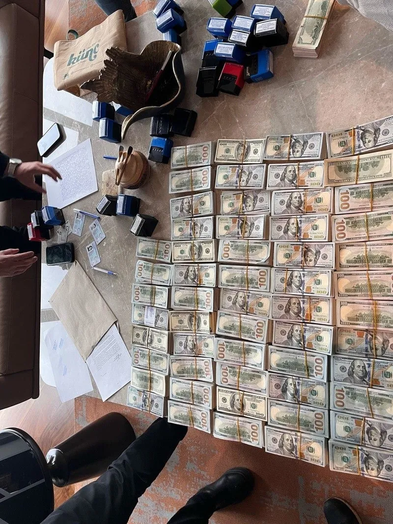 yeni-goruntuler-ortaya-cikti-ali-nuhoglunun-trend-insaat-sirketinde-yapilan-aramada-balya-balya-dolarlar-1742563982619.jpeg Ali Nuhoğlu'nun ofisinde balya balya dolarlar ele geçirildi (Takvim.com.tr)
