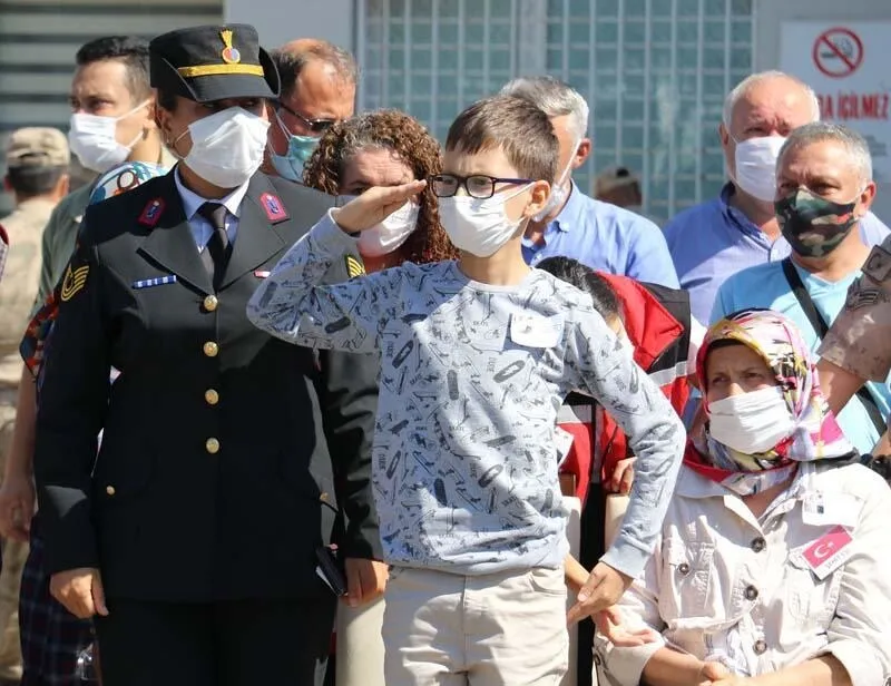 Babasını asker selamı ile uğurladı