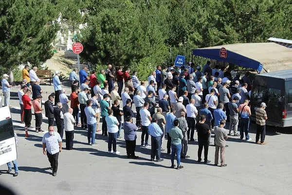 Sivas'ta evlerinde öldürülen 4 kişilik aile son yolculuğuna uğurlandı-2