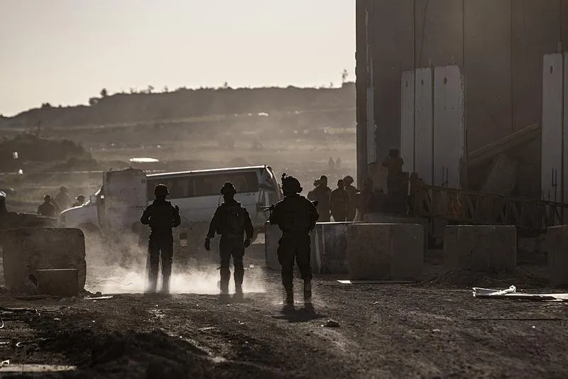 İsrail askerleri, Gazze ile İsrail arasındaki Erez Sınır Kapısı'nda konuşlandı. 