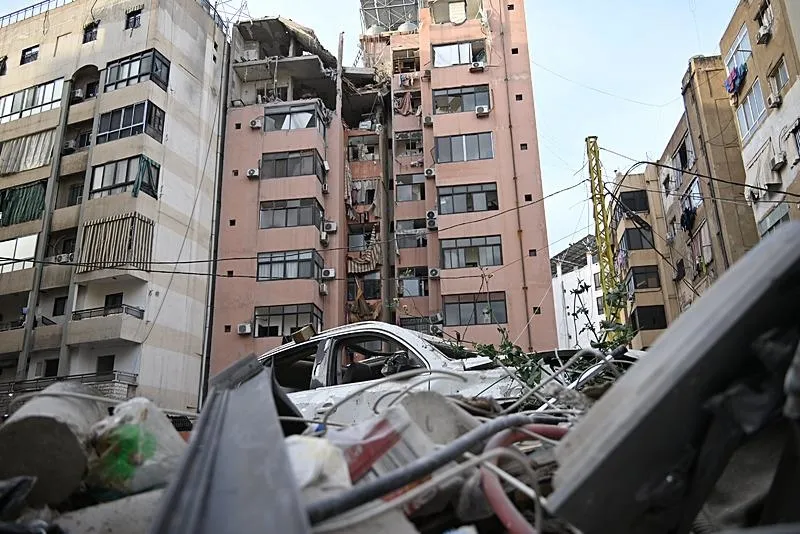 İsrail savaş uçakları, Lübnan'ın başkenti Beyrut'un Dahiye bölgesindeki bir binayı hedef alarak hava saldırısı düzenledi. (AA)