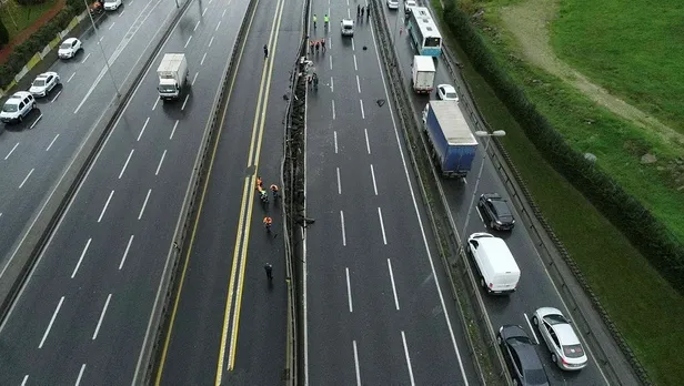 Küçükçekmece'de feci kaza! TIR metrobüs bariyerlerine daldı: D-100 kapandı-4