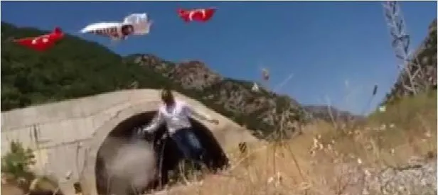 Türk bayrağını canı pahasına astı!