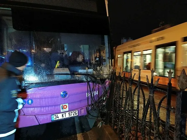 Kabataş’ta otobüs tramvay bariyerlerine çarptı-1