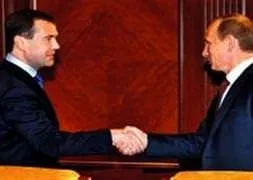 Medvedev koltuğu Putin’e bırakıyor