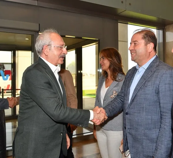 hizmete-yok-milletvekillerine-var-chpli-maltepe-belediyesi-butcesinden-1500-liralik-200-ayakkabi-hediye-etti-1671520072524.jpg Ekremciler-Kemalciler kavgasında ayakkabı raundu! Almanya ekibindeki Maltepe Belediye Başkanı hedefte-4