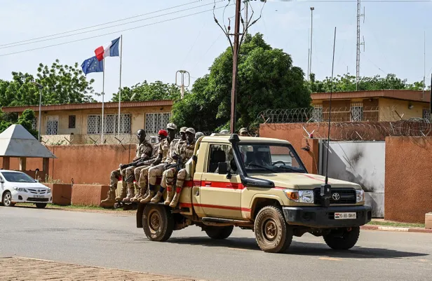 nijer-fransizi-kovdu-niamey-buyukelcisi-ulkeden-ayrildi-1695808725973.jpg