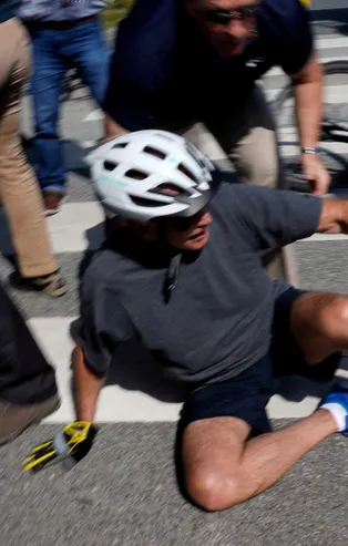 79. yaşındaki Joe Biden bisikletten düştü