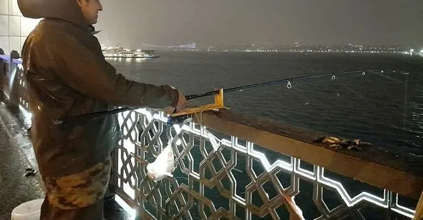 İstanbul’da kar yağışına rağmen tarihi Galata Köprüsünde balık avı: Sabaha kadar buradayız