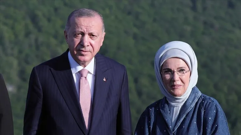 emine-erdoganin-sifir-atik-projesine-akdeniz-pa-odulu-bakan-ozhaseki-kulliyede-teslim-etti-turkiyenin-cevre-bi-1717055545705.jpeg Emine Erdoğan'ın "Sıfır Atık" projesine AKDENİZ-PA Ödülü! Bakan Özhaseki Külliye'de teslim etti: Türkiye'nin çevre bilincinin nişanesi-2