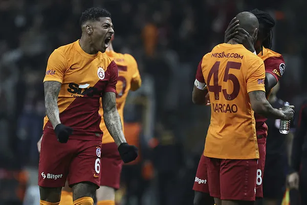 1646041320157.jpg Van Aanholt Çaykur Rizespor'a 2 gol attı 13 yıl sonra Galatasaray'da bir ilki başardı-2