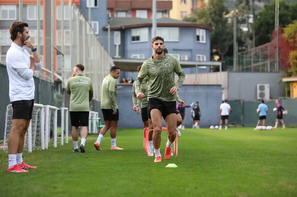 fenerbahcede-umit-akdag-icin-girisimler-hizlandi-1787212515239.jpeg Fenerbahçe’de Ümit Akdağ için girişimler hızlandı!-4