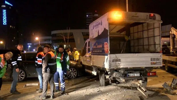 Kadıköy'de gece yarısı korkunç kaza! Lastiği patlayan otomobil zincirleme kazaya yol açtı: 1 ölü 1 yaralı-2