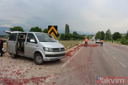 Tokat Niksar’da otomobil çilek yüklü minibüse çarptı! Çilekler yola savruldu
