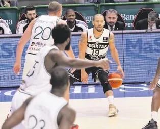 Beşiktaş Sompo Japan önüne çıkanı yıkıyor