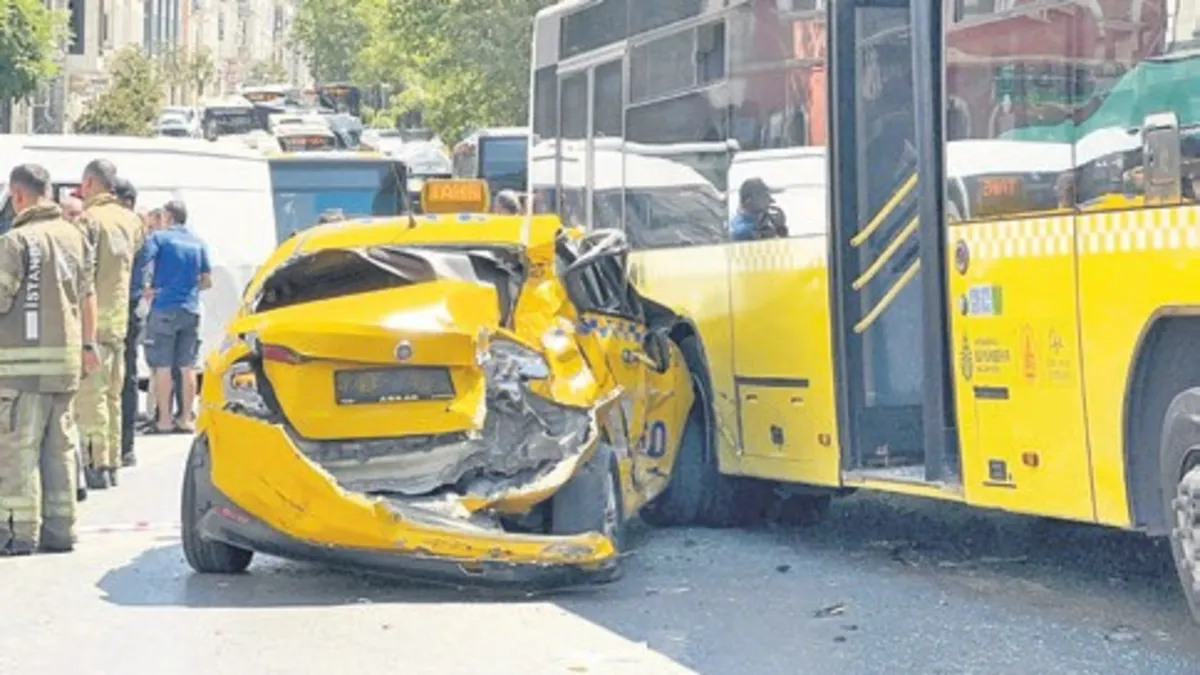 İstanbul'da fren arızası faciası: İETT otobüsü 10 araca çarptı, 6 yaralı