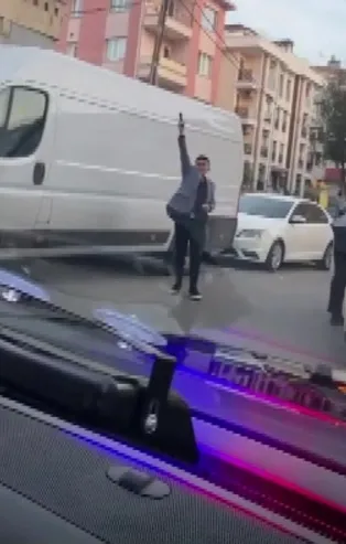 Düğün konvoyunda silahlı çakarlı maganda