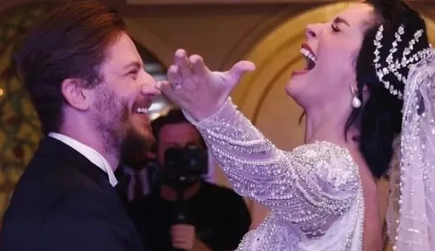 merve-bolugur-bosandi-mi-merve-bolugur-ve-mert-aydin-neden-ayrildi-dj-mert-aydinla-kac-gun-evli-kaldi-1668676705295.jpeg Merve Boluğur boşandı mı? Merve Boluğur ve Mert Aydın neden ayrıldı? DJ Mert Aydın'la kaç gün evli kaldı?-6