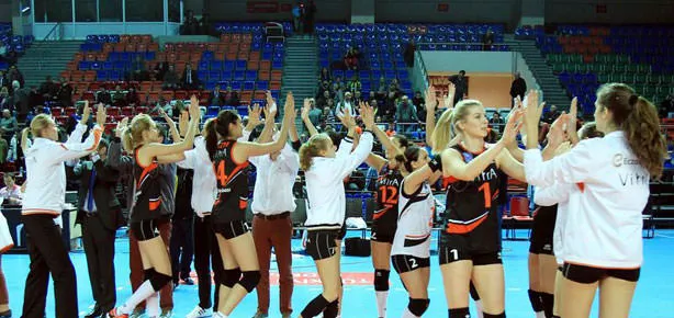 Eczacıbaşı Vitra namağlup bitirdi