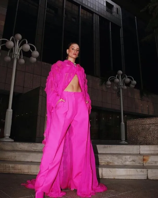 odul-toreninde-serenay-sarikaya-ve-hande-ercel-siklik-yarisina-girdi-gulsen-ise-tuhaf-makyajiyla-sosyal-medyad-1654023360452.jpeg Ödül töreninde Serenay Sarıkaya ve Hande Erçel adeta şıklık yarışına girdi! Geceye ise 5.5 milyonluk takılar damga vurdu-7