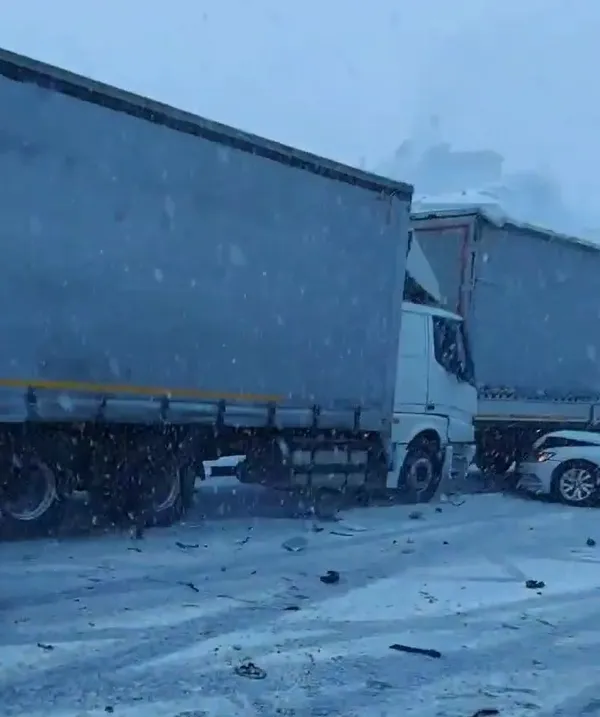 son-dakika-tem-savas-alanina-dondu-kaza-ani-saniye-saniye-kaydedildi-1613558229769.jpg SON DAKİKA: TEM savaş alanına döndü! Kaza anı saniye saniye kaydedildi-8