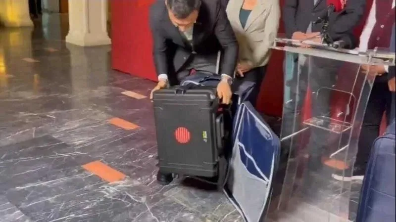 CHP İstanbul İl Başkanı Özgür Çelik, bavulların içinden jammer çıkararak suç işlediklerini itiraf etmişti. (Ekran görüntüsü)