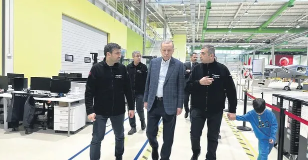 Başkan Recep Tayyip Erdoğan'dan Bayraktar Kızılelma’nın önünde gurur pozu