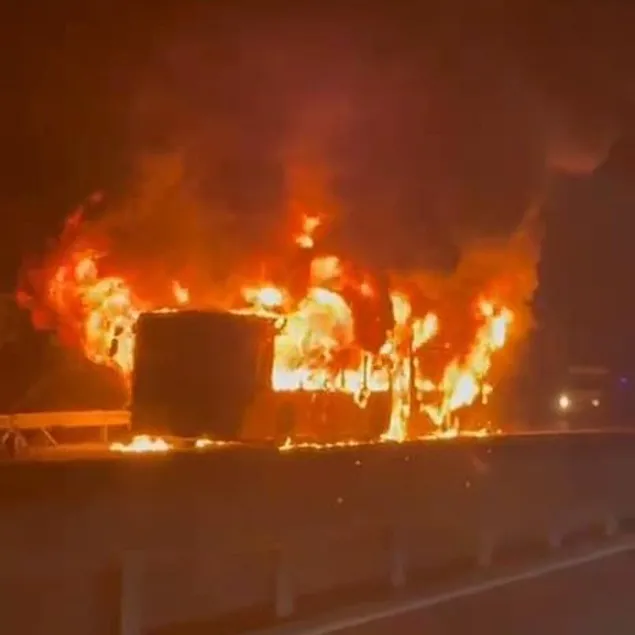 Arnavutköy’de İETT otobüsü alev topuna döndü!