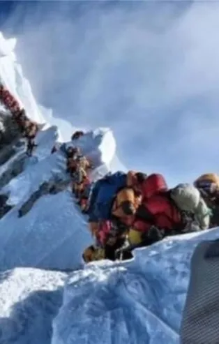 Everest'te tırmanış sezonunda 11 kişi öldü