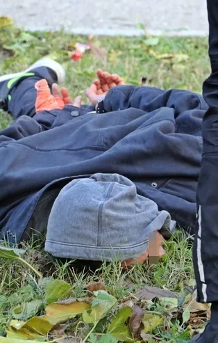 Antalya'da kan donduran vahşet! Annesinin boğazına ekmek bıçağı sapladı komşular kıskıvrak yakaladı baba şoka girdi