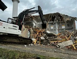 Düzce’deki depremde ağır hasar alan 5 bina yıkıldı