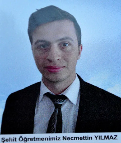 tuncelide-teror-orgutu-pkknin-3-yil-once-orucluyken-sehit-ettigi-ogretmen-necmettin-yilmaz-mezari-basinda-anildi-1594912297544.jpg Tunceli'de terör örgütü PKK'nın, 3 yıl önce oruçluyken şehit ettiği öğretmen Necmettin Yılmaz mezarı başında anıldı-8